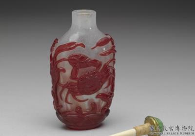 图片[3]-Red-on-snowing-white glass overlay snuff bottle with a crab-and-reed design 18th -19th century, Qing dynasty-China Archive